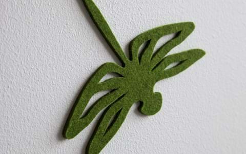 Fraster filt udskåret som guldsmed opklæbet på væg